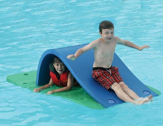 Glissoire bambin flottante en mousse pour la piscine